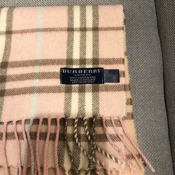 Burberry Classic 100% Cashmere Scarf - Picture 3 of 7